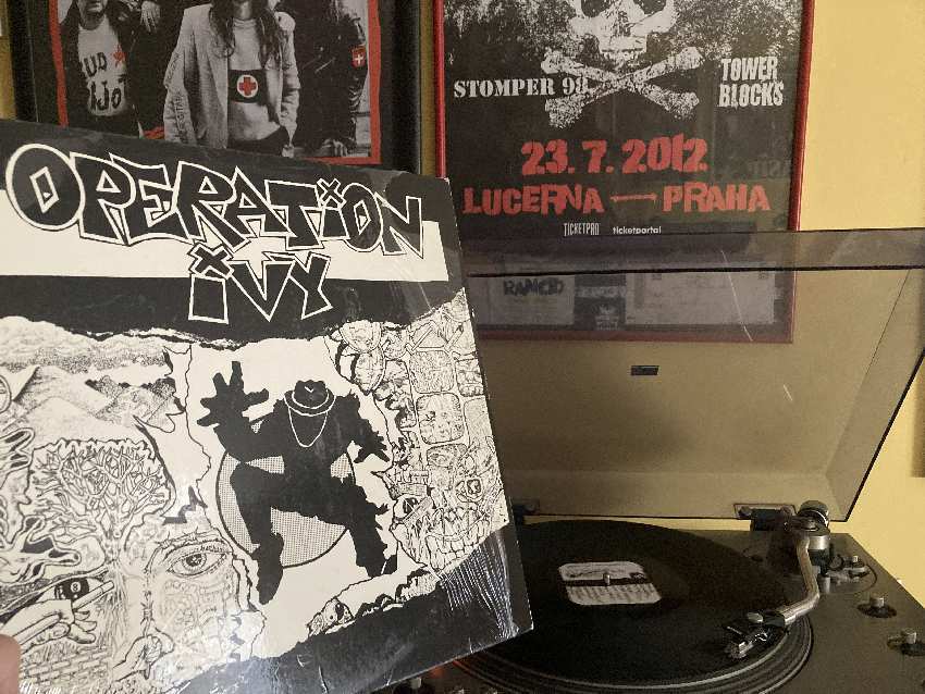 Vinil ploča Energy od benda Operation Ivy i gramofon u pozadini