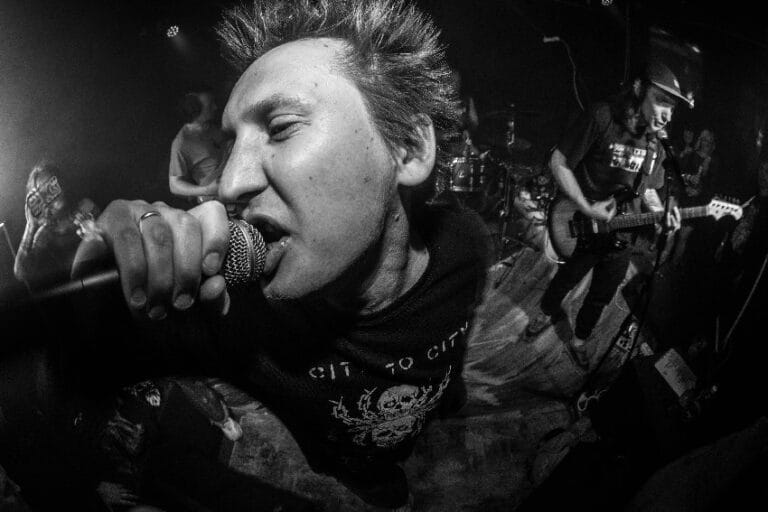 Punk pevač na bini tokom koncerta - ilustracija za festival Mramorku U Pohode