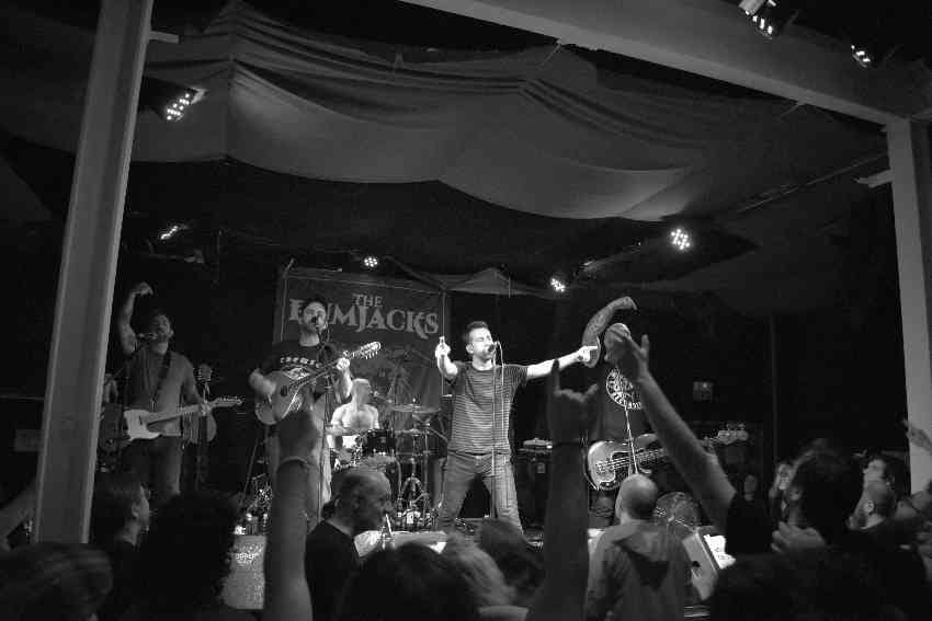 The Rumjacks na koncertu u Estraperlo Club del Ritme 2022. godine