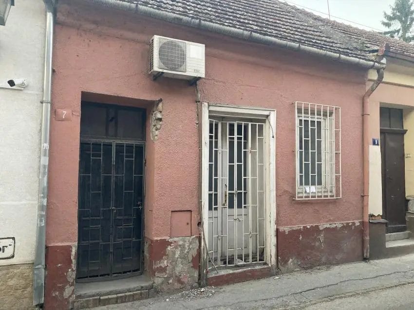 Kuća u Skerlićevoj 7 u kojoj se nekad nalazio legendarni Maximum RnR u Novom Sadu