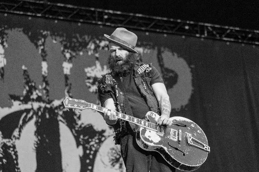 Tim Armstrong iz Rancida na bini, kao ilustracija za singl "Floor Burner" benda The Family Business Ltd