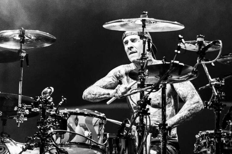 Travis Barker svira bubnjeve tokom koncerta Blink-182, muzičar o kojem govori dokumentarac "Louder Than Fear" posvećen oporavku posle avionske nesreće