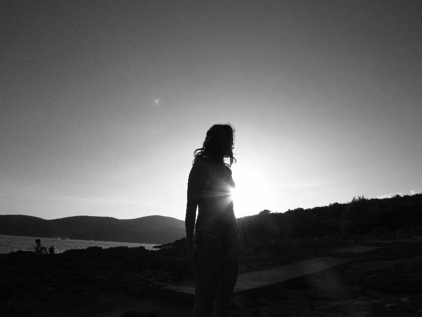 horoskop kojukcija sunca i merkura avgust 2026. devojka na plaži