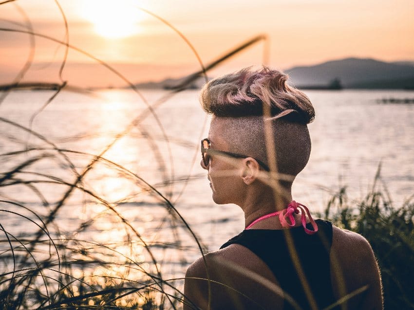 horoskop zamišljena devojka sedi na obali velike životne promene