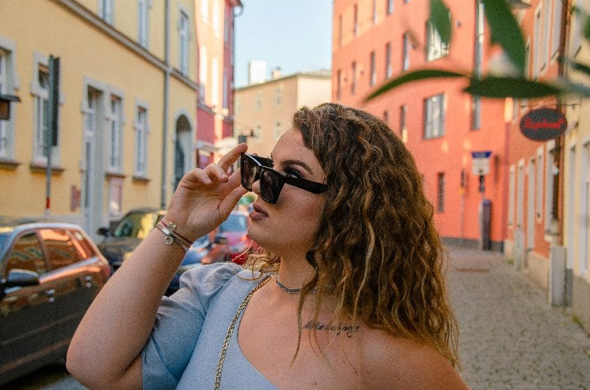 horoskop devojka šeta gradom
