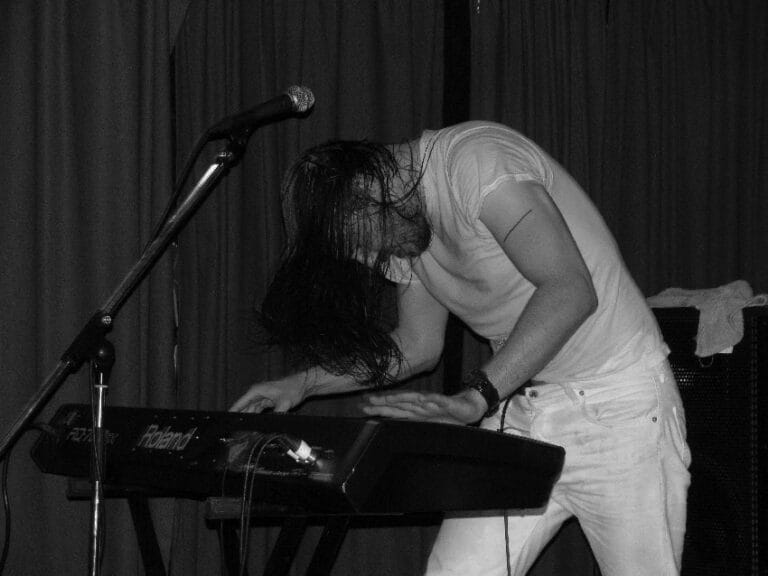 Andrew W.K. za klavijaturom tokom koncerta u Otavi 2011. godine