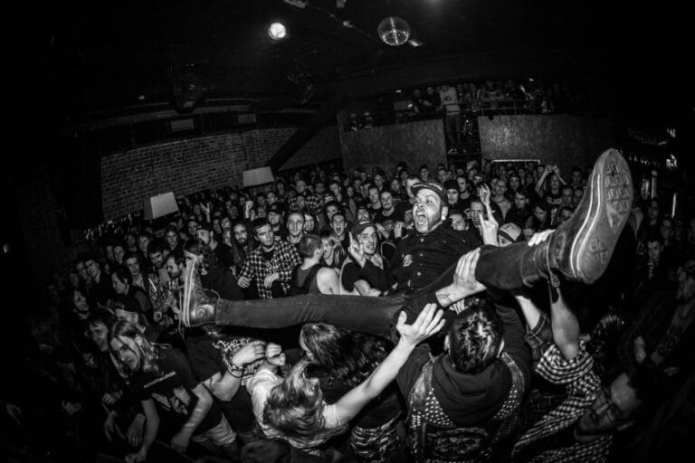 Crowd surfing na hardcore koncertu pred punim klubom, ilustracija za Hardcorner Fest