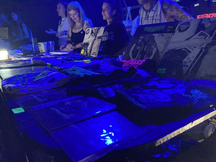Merch štand ploče i majice na festivalu Ljubav i Bes