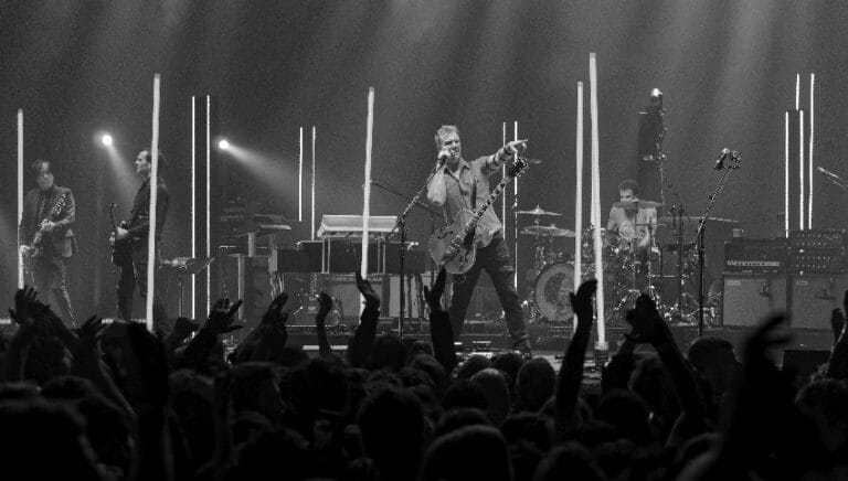 Queens of the Stone Age tokom koncerta u Wembley Areni u Londonu