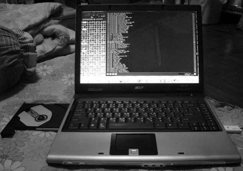Stari laptop sa Winamp plejerom na ekranu