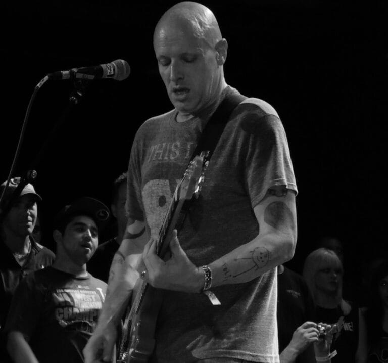 Stephen Egerton iz Descendentsa svira gitaru na koncertu