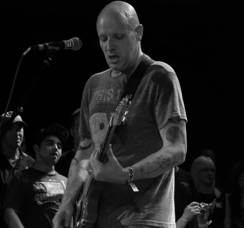 Stephen Egerton iz Descendentsa svira gitaru na koncertu