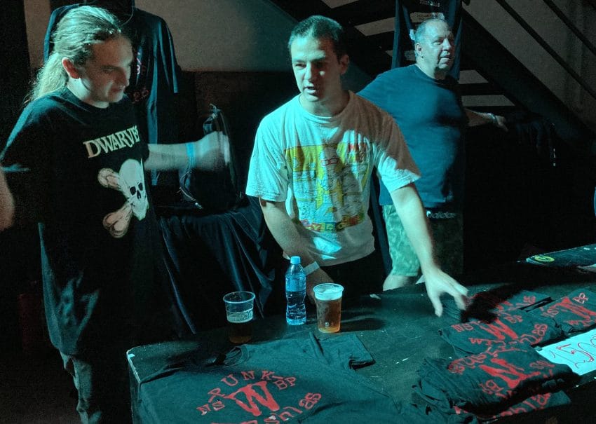 Wrishlas za merch štandom na koncertu u Fabrici u Novom Sadu