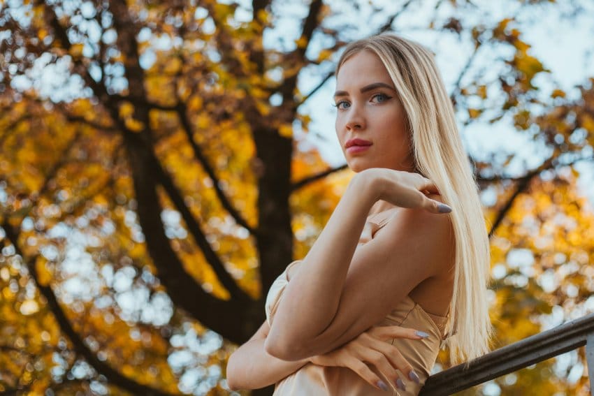 horoskop devojka uživa na klupi u parku tokom rane jeseni
