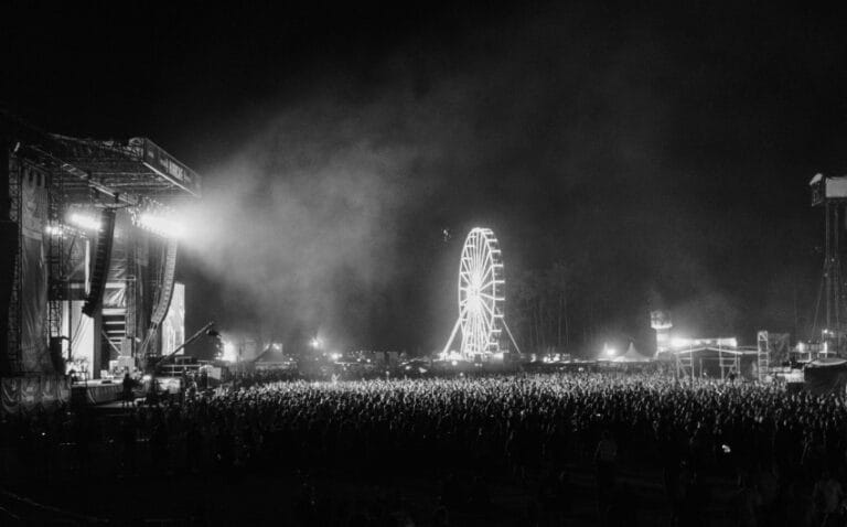 Panoramski točak i publika na muzičkom festivalu