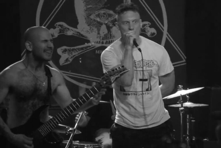 Gene Meyer, pevač benda Bandit, sa mikrofonom na koncertu, pored gitariste
