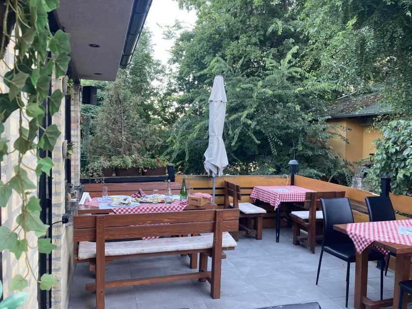 Intimna terasa restorana Fish & Paprikash u Novom Sadu