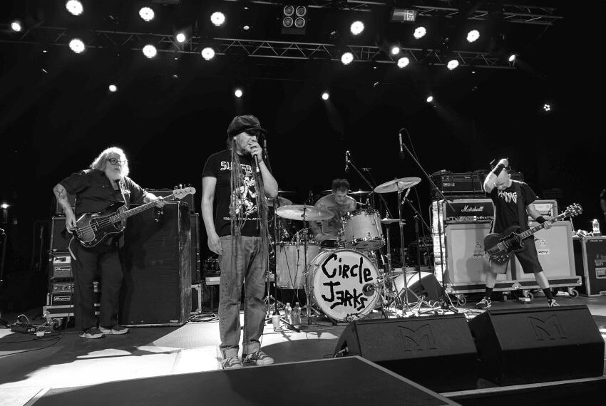 Circle Jerks uživo 2024. godine – Keith Morris, Greg Hetson i ostatak benda na bini tokom koncerta u Ljubljani