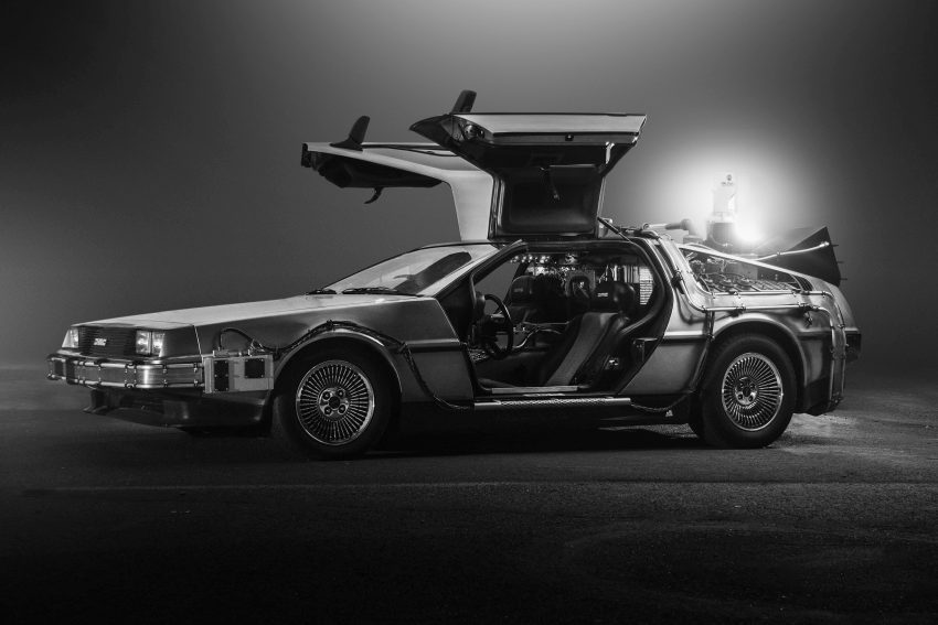 DeLorean DMC-12 iz filma "Povratak u budućnost", sa otvorenim vratima i opremom za putovanje kroz vreme