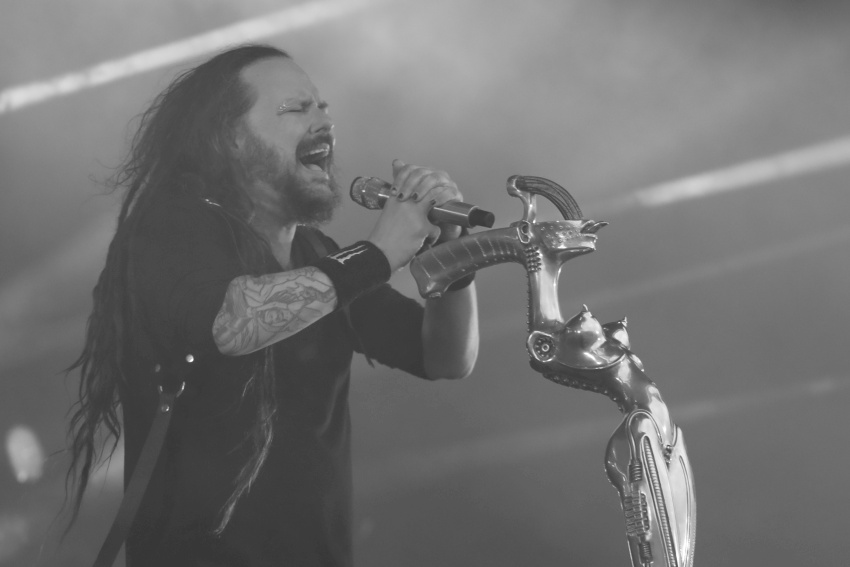 Jonathan Davis, frontmen Korna, tokom nastupa na festivalu Rock im Park 2022. godine, za karakterističnim metalnim stalkom za mikrofon