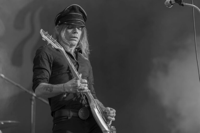 Nicke Andersson, gitarista i frontmen The Hellacopters nastupa sa bendom na bini