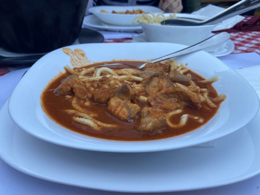 Riblji paprikaš u novosadskom restoranu Fish & Paprikash