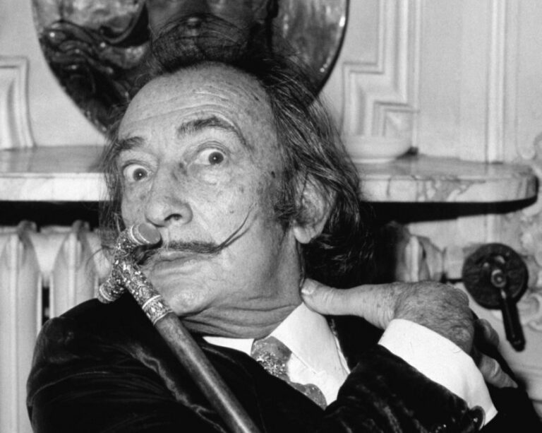 Salvador Dalí, španski nadrealistički slikar, na portretu iz 1972. godine u pariskom hotelu Meurice, sa prepoznatljivim brkovima i cigaretom