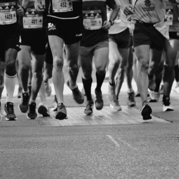Učesnici maratona trče ulicom tokom trke