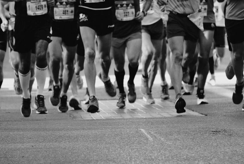 Učesnici maratona trče ulicom tokom trke